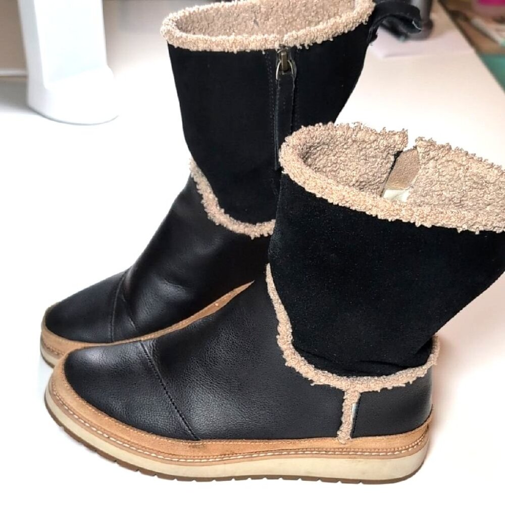 Toms Black Leather Winter Boots With Faux Fur Lining